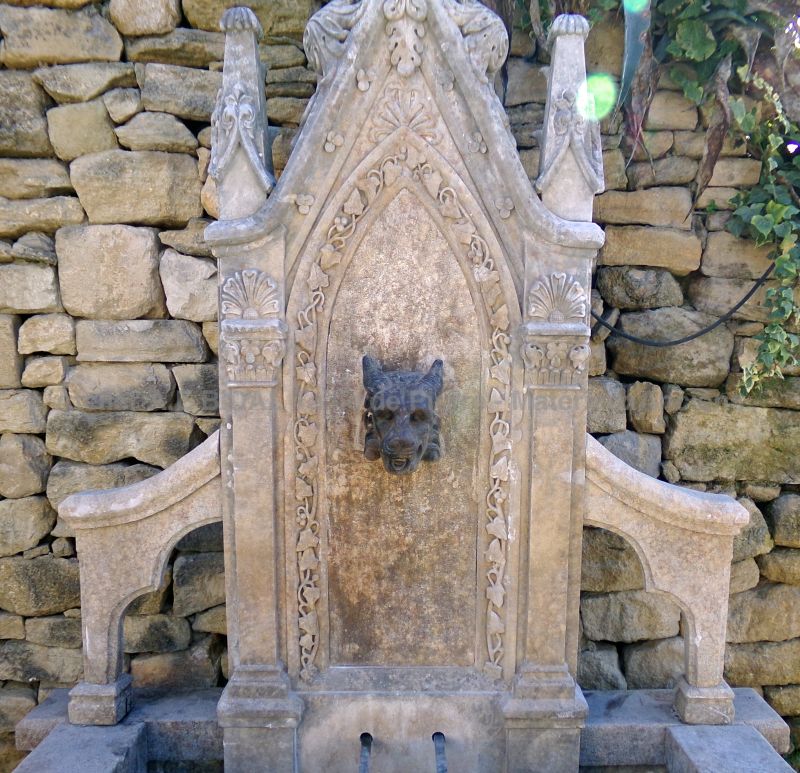 Gothic wall fountain in patinated stone with a ram's head - Atelier Alain BIDAL (Provence)