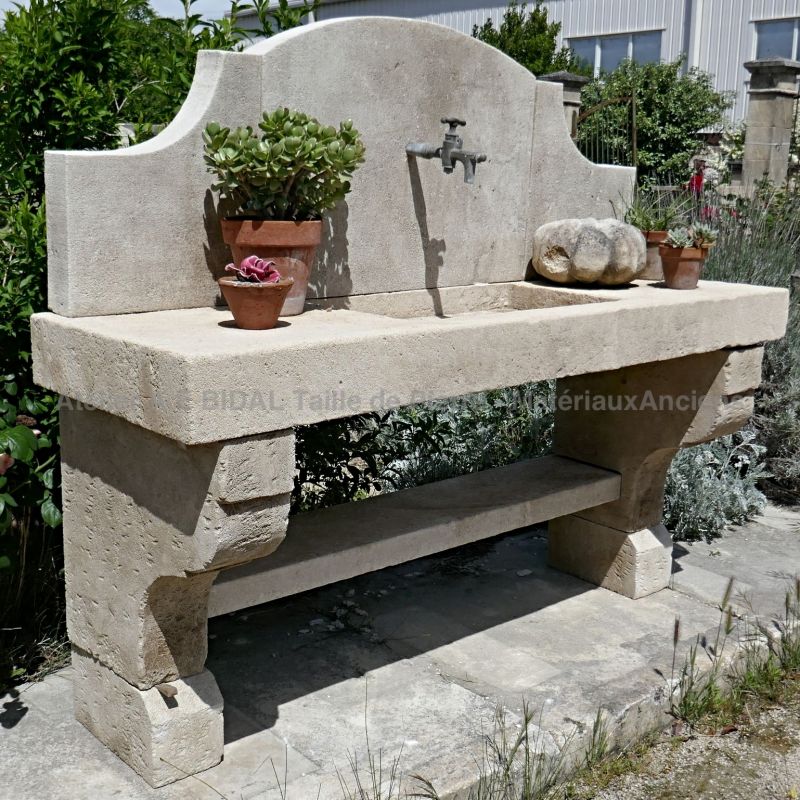 Cuisine d'extérieur en pierre naturelle | Un évier en pierre pour une belle cuisine d'été rustique et pleine de charme.