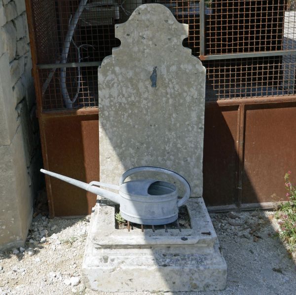 Fontaine en pierre pas chère pour déco de jardin facile | Atelier Alain Bidal, taille de pierre en Provence.