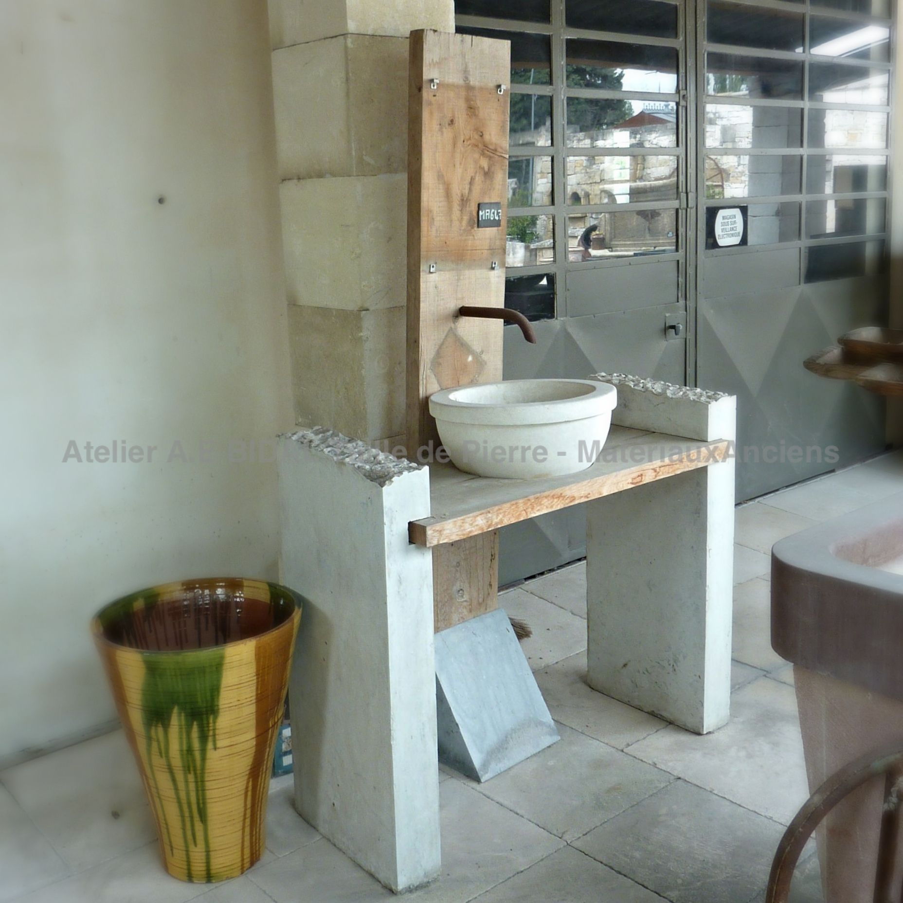 Set for bathroom with stone washbasin - Made of old materials by Bidal.