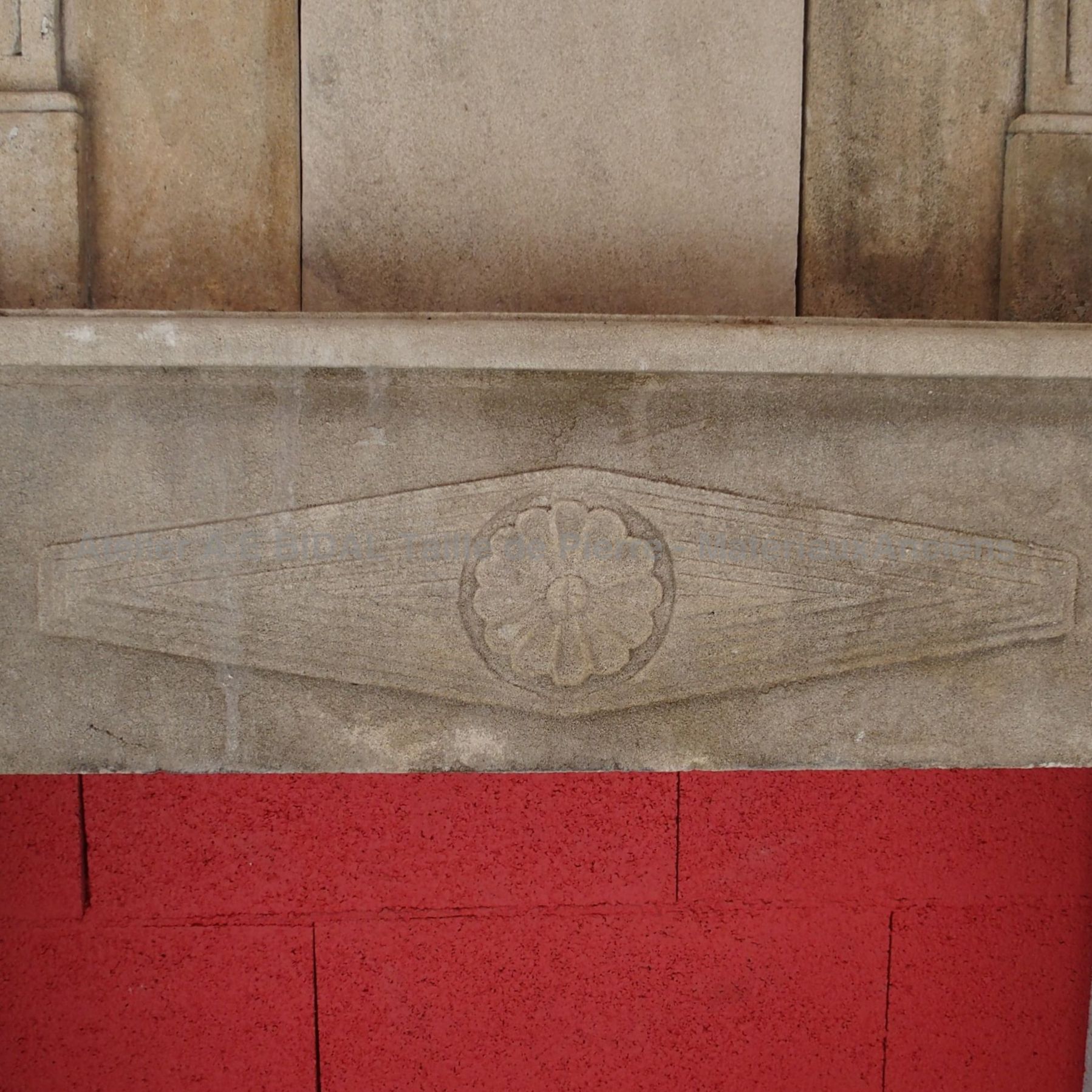 Cheminée Louis XVI sobrement décorée - cheminée ancienne de chambre.