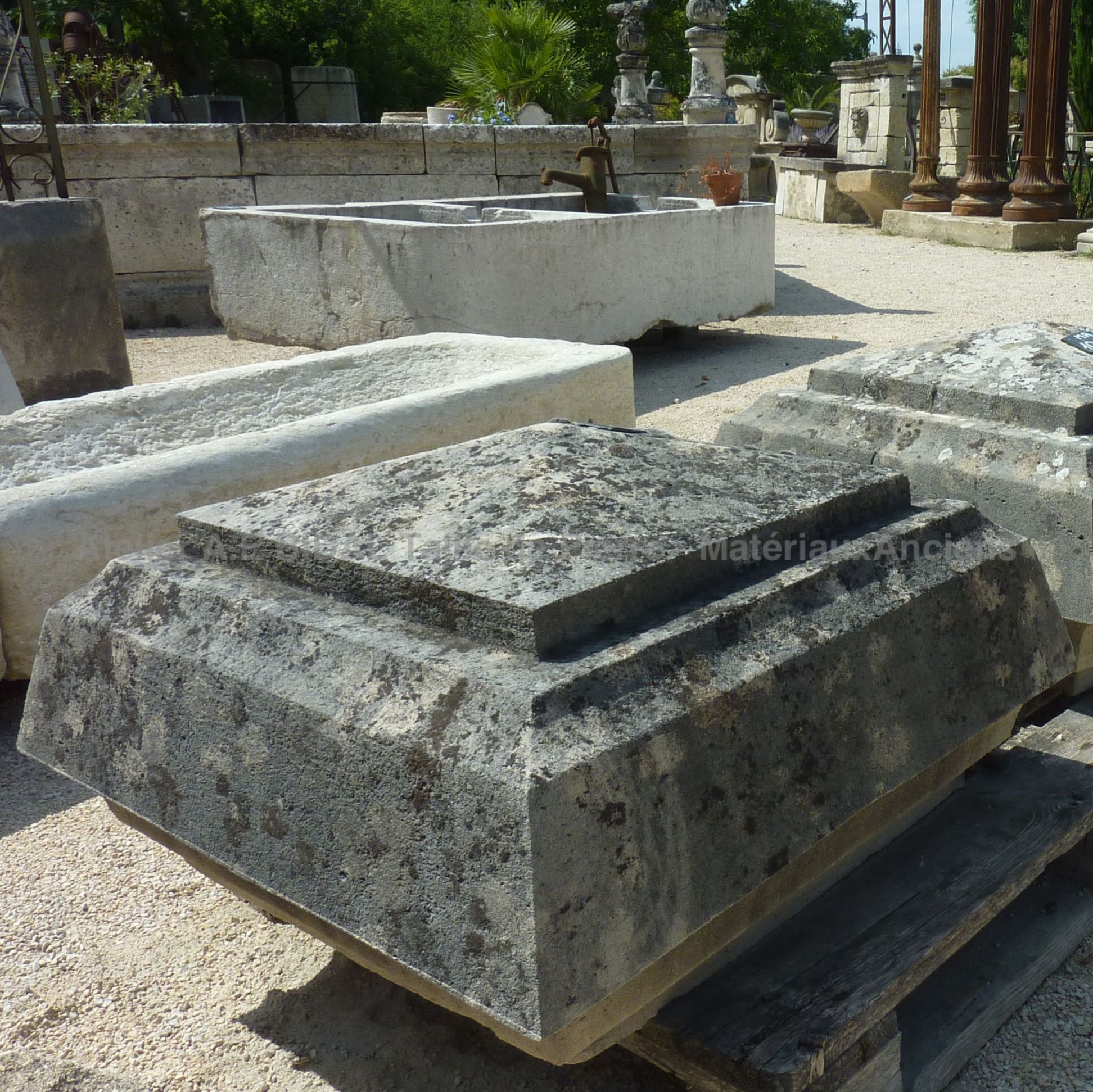 Chapiteau ancien pour pilier ancien/ lot de 2- Eléments d'architecture vendus par l'atelier Bidal.