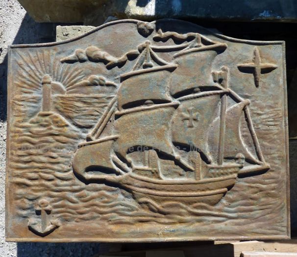 Plaque de cheminée en fonte à décor maritime - nos accessoires cheminée.