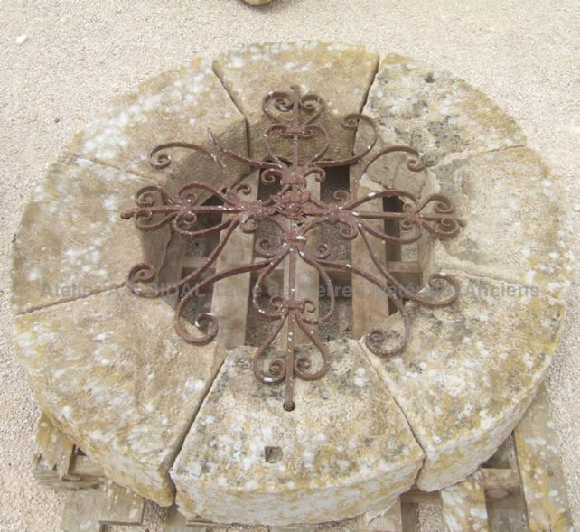 Rond de puits avec grille en fer forgé