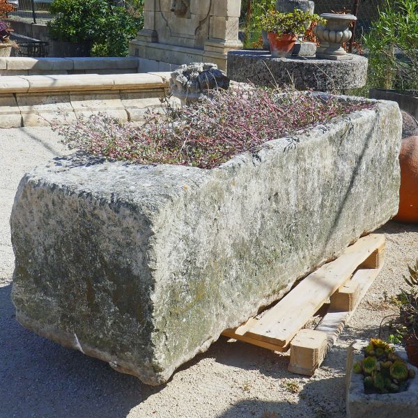 Long bac ancien en pierre usée et patinée par le temps par les Matériaux Anciens en Provence Alain BIDAL