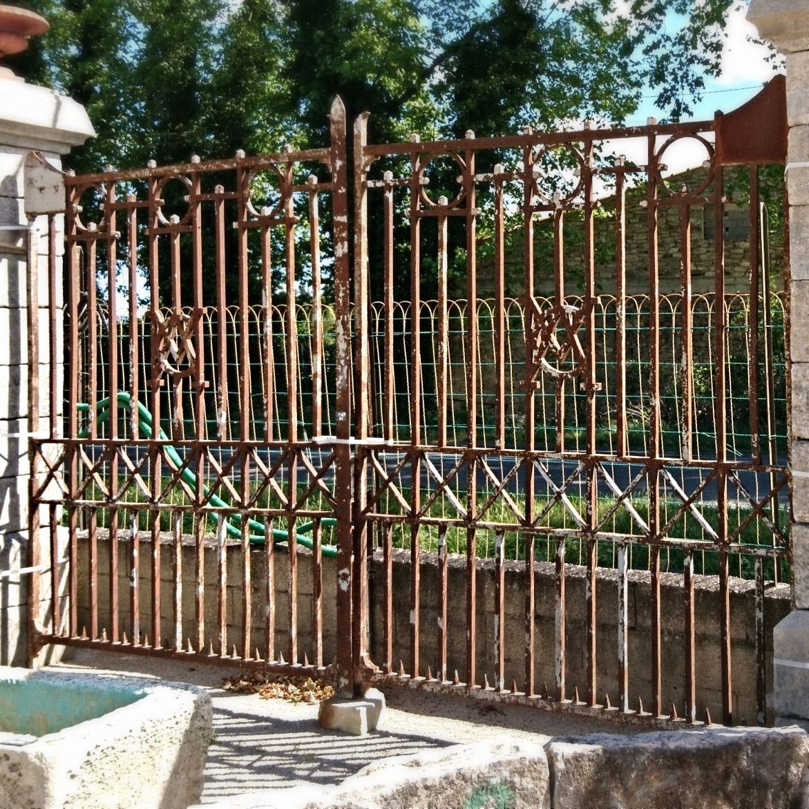 portail-ancien-2-vantaux-en-fer-un-portail-ancien-aux-initiales-om