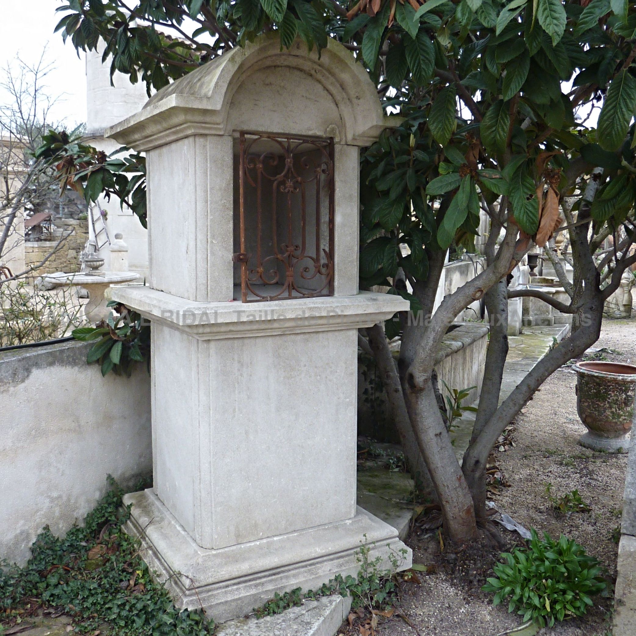 Mobilier de jardin ancien / objets décoratifs en matériaux anciens : bel oratoire fait de pierre naturelle et de fer forgé.