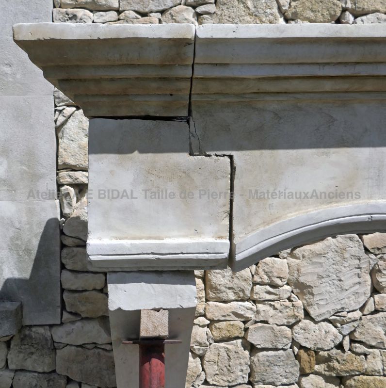 French Louis the 13th limestone fireplace dated 17th century - Atelier Alain BIDAL, Provence