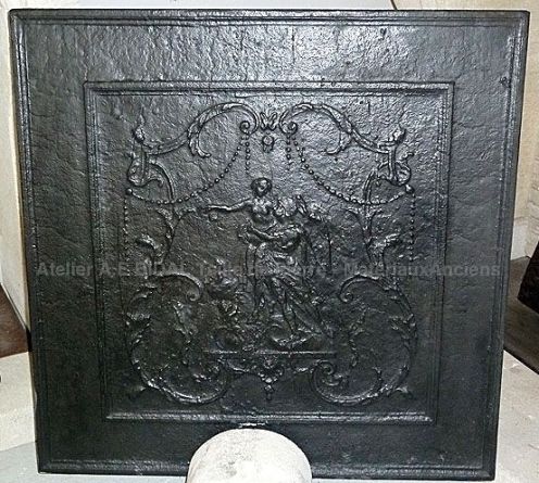 Plaque de cheminée en fonte ancienne de type mythologique représentant Perséphone et Hadès.