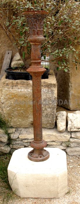 Colonne ancienne en fer forgé sur socle en pierre ** VENDUE