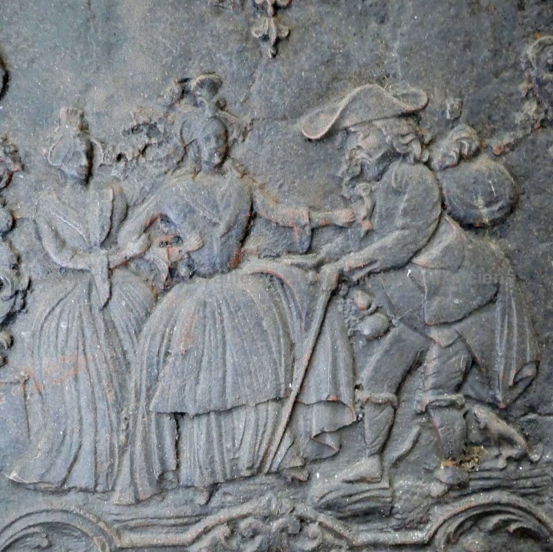 Détail de notre ancienne plaque en fonte de style baroque pour cheminée : personnages