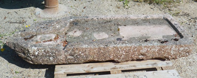 Long évier ancien en pierre rosée : pierre à eau par le tailleur de pierre en Provence Alain BIDAL
