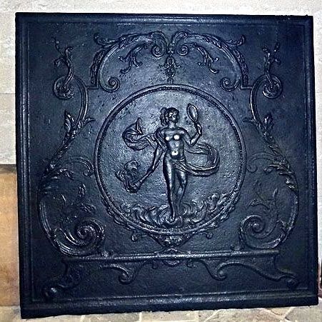 Grande plaque de cheminée en fonte mythologique à l'effigie de Vénus - accessoires cheminée en fonte ancienne 19ème siècle.