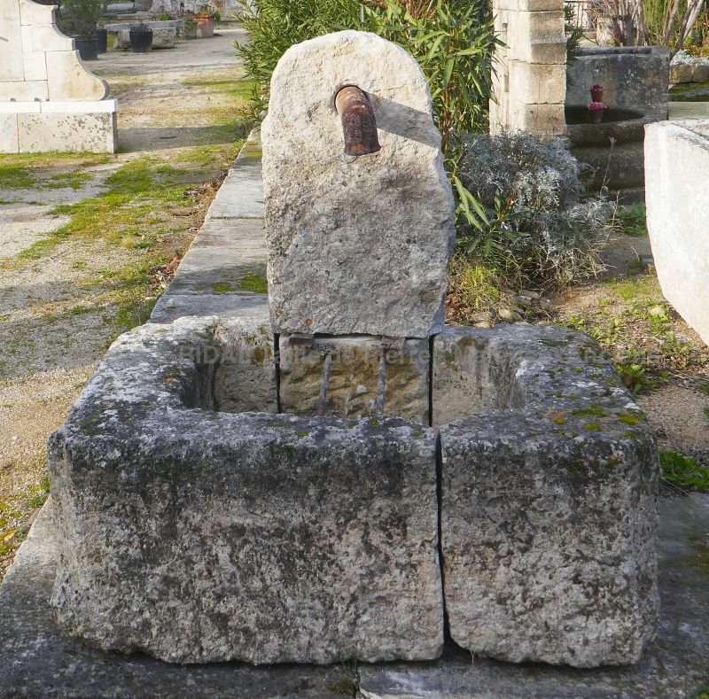 Petite fontaine en vieilles pierres pour un bel aménagement extérieur : Alain BIDAL, Matériaux Anciens en Provence