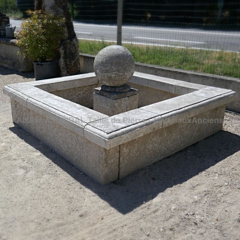 Magnifique bassin de jardin en pierre naturelle pour aménagement extérieur.