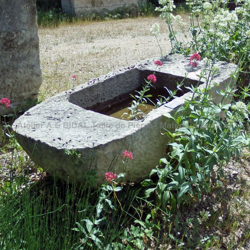 Venez découvrir les auges et les lavoirs anciens en pierre d'autrefois chez Alain Bidal Matériaux Anciens en Provence