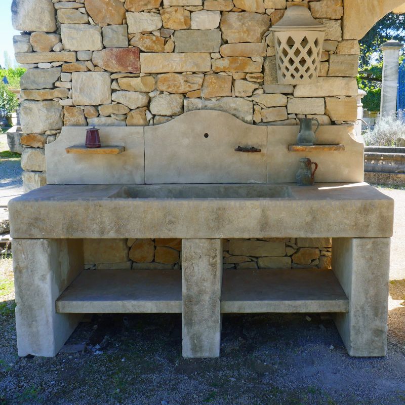 Cuisine d'été en pierres patinées par Alain Bidal Matériaux Anciens en Provence