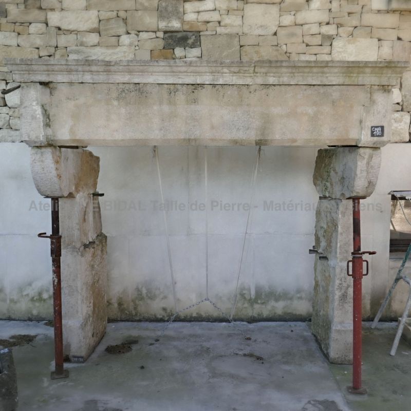 Cheminée Louis XIII - Une ancienne cheminée Louis 13 de campagne véritable.