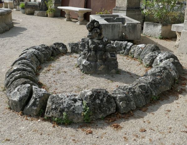 Fontaine centrale basse - une fontaine d'extérieur avec bac qui possède peu de profondeur.