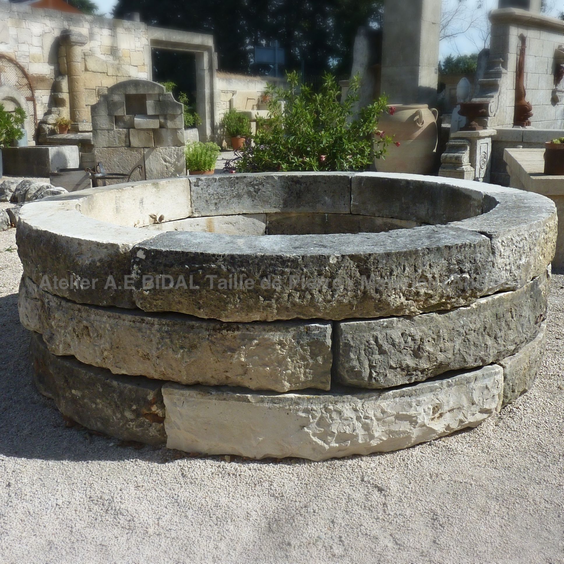 Bassin original en pierre ancienne - un bassin en pierre dure pour décoration de jardin.
