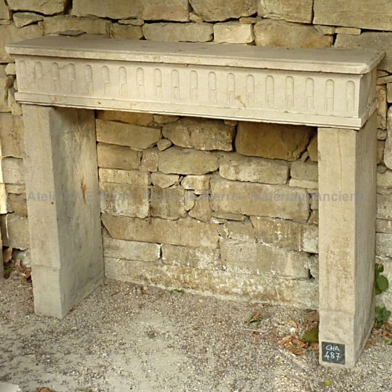 Cheminée Louis 16 - une cheminée ancienne en pierre de petite taille pour décoration d'une chambre ou autre espace de petite dimension.