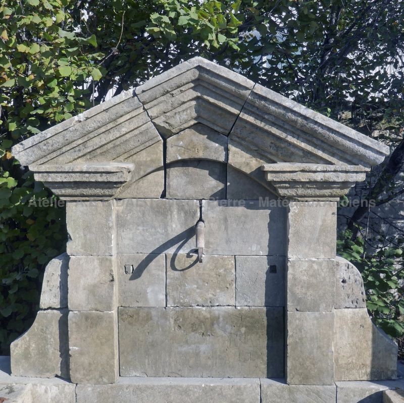 Fontaine de jardin avec corniche moulurée en forme de pyramide : Atelier Alain BIDAL, Provence