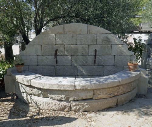 L'Atelier Alain Bidal, tailleur de pierre expérimenté, propose un large choix de fontaines en pierre pour votre jardin.