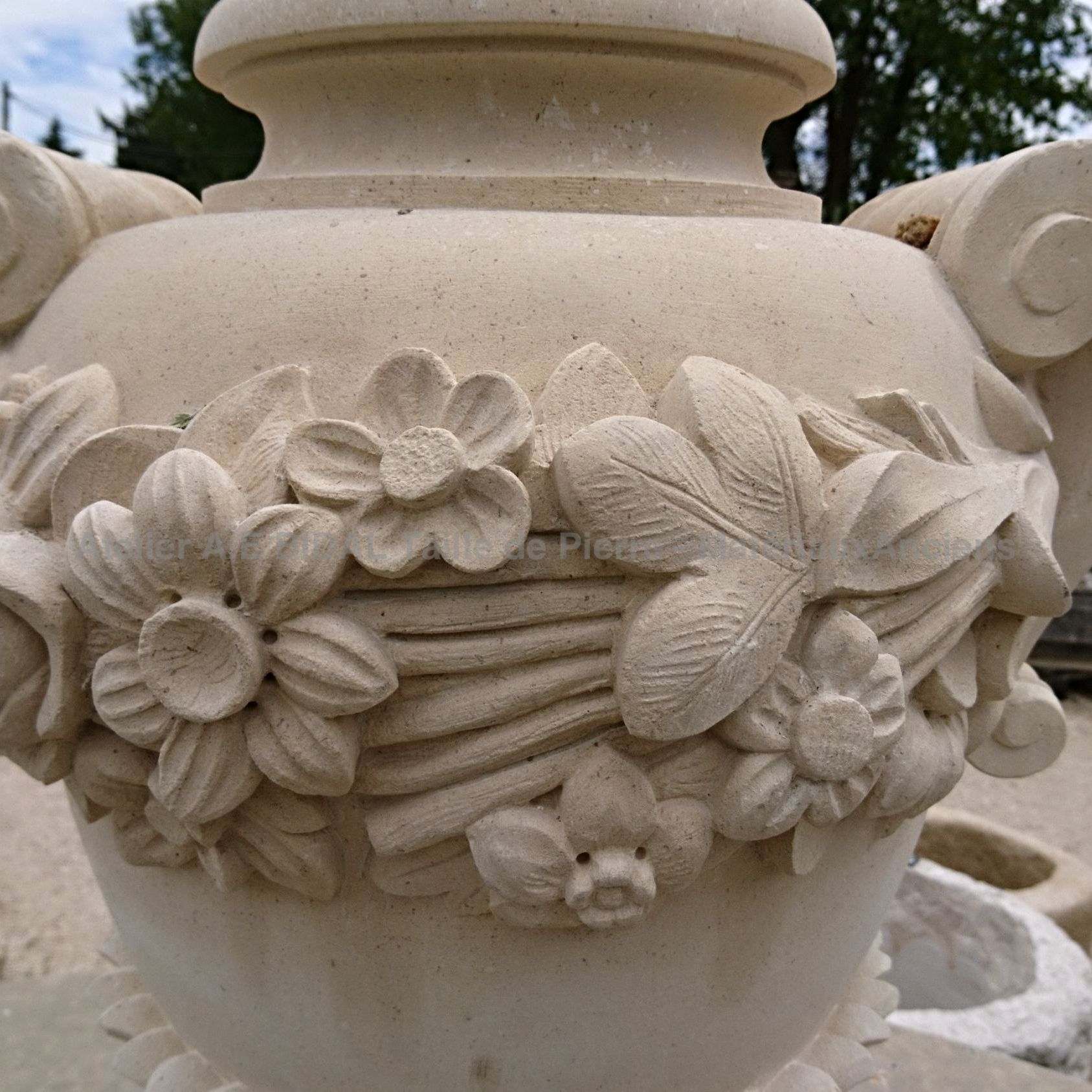 De fines sculptures et de jolis détails taillés dans la pierre calcaire pour ce vase unique de chez Bidal.