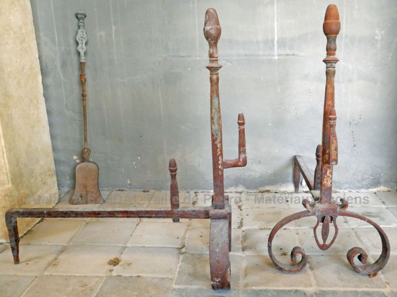Anciens chenets en fer forgé à vendre chez Alain BIDAL Matériaux Anciens en Provence.