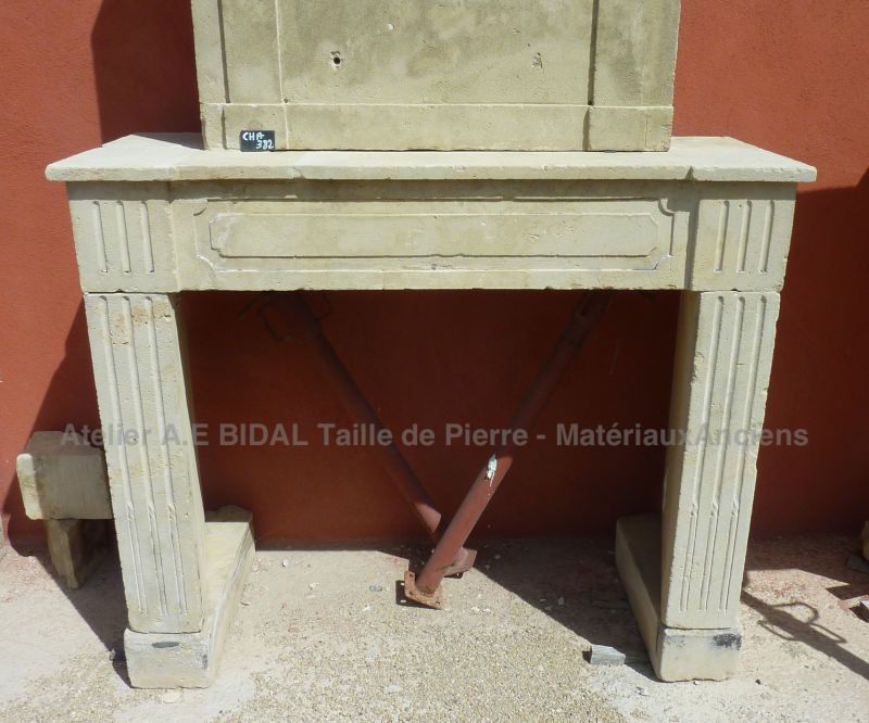 Superbe cheminée à trumeau dans un bon état de conservation - cheminée ancienne en pierre extraite en France.
