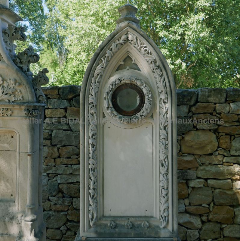 Stèle funéraire de style gothique avec plaque vierge