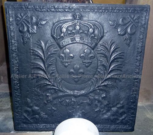 Plaque de cheminée en fonte armoiries de France - plaque décorative cheminée en fonte ancienne.