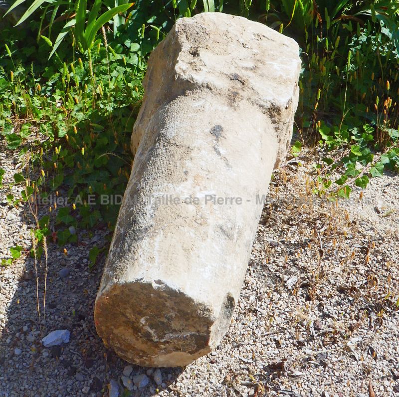 Vieille borne en pierre dure patinée : élément de décoration rustique par Atelier Alain BIDAL (Provence)