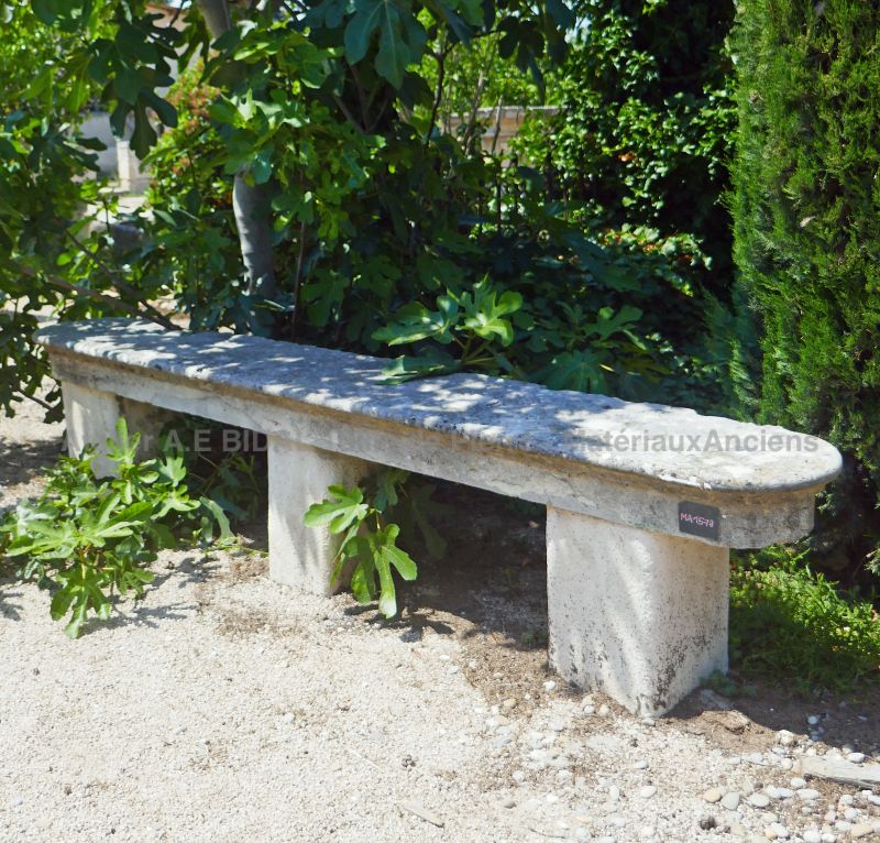 Banc ancien en pierres : long banc pour jardin en vieilles pierres