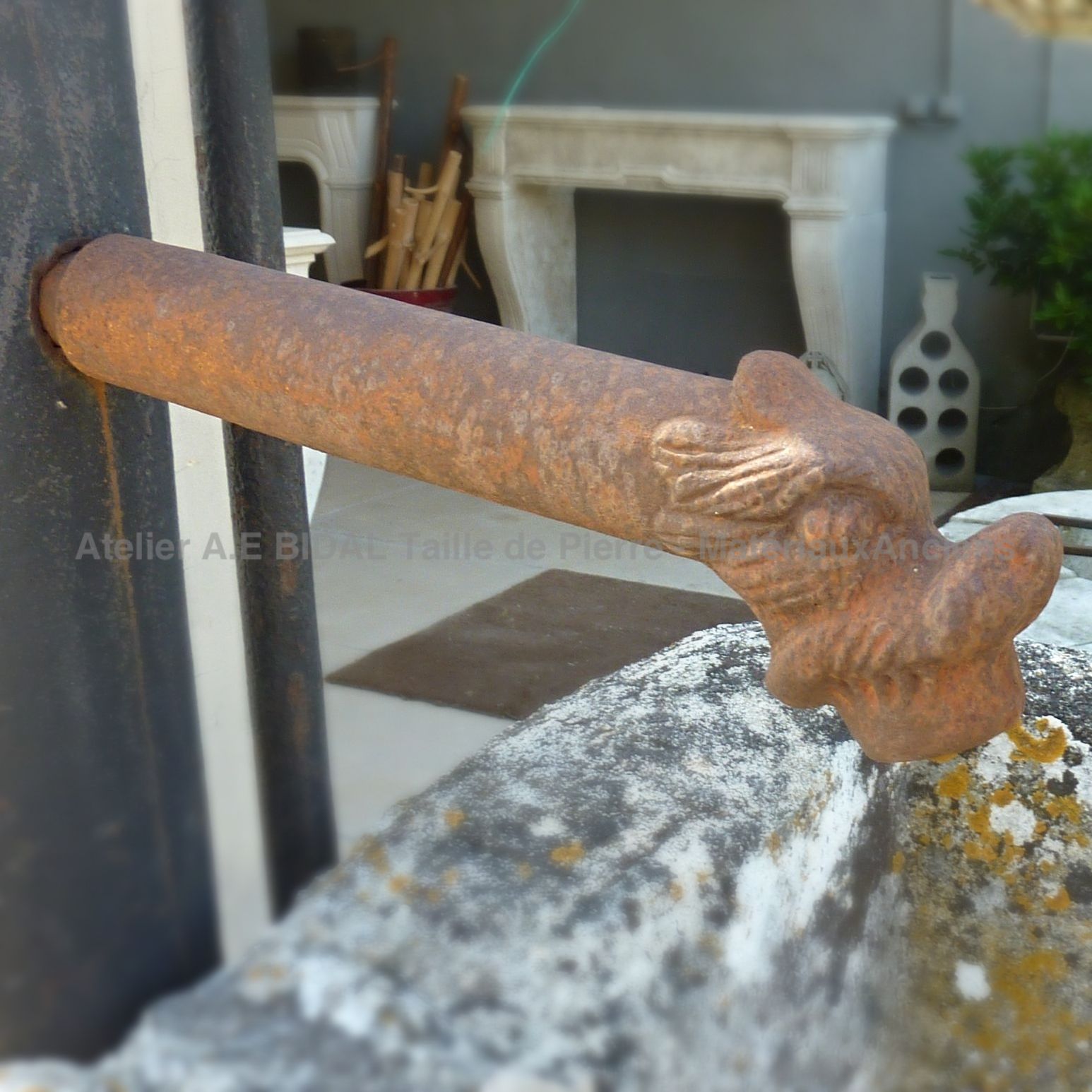 Détail de la sortie d'eau sur l'ancienne pompe à bras en fonte de chez Alain BIDAL