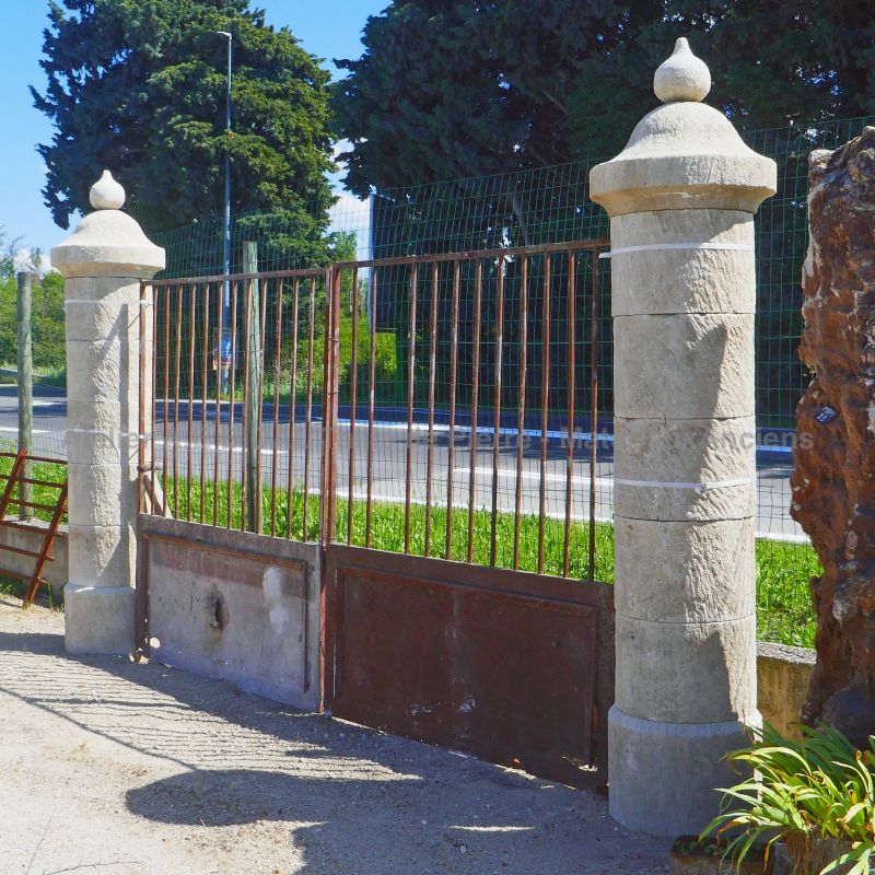 Hauts piliers ronds en pierre : paire de piliers d'entrée par Atelier Alain BIDAL (Provence)