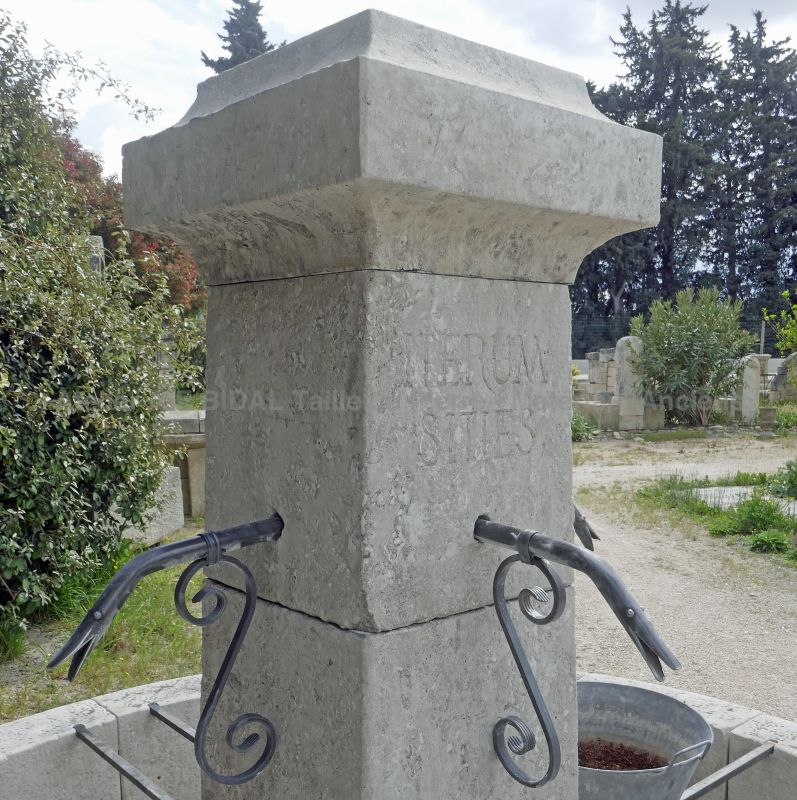 Old-style fountain in frost-resistant carved limestone for a beautiful outdoor design !
