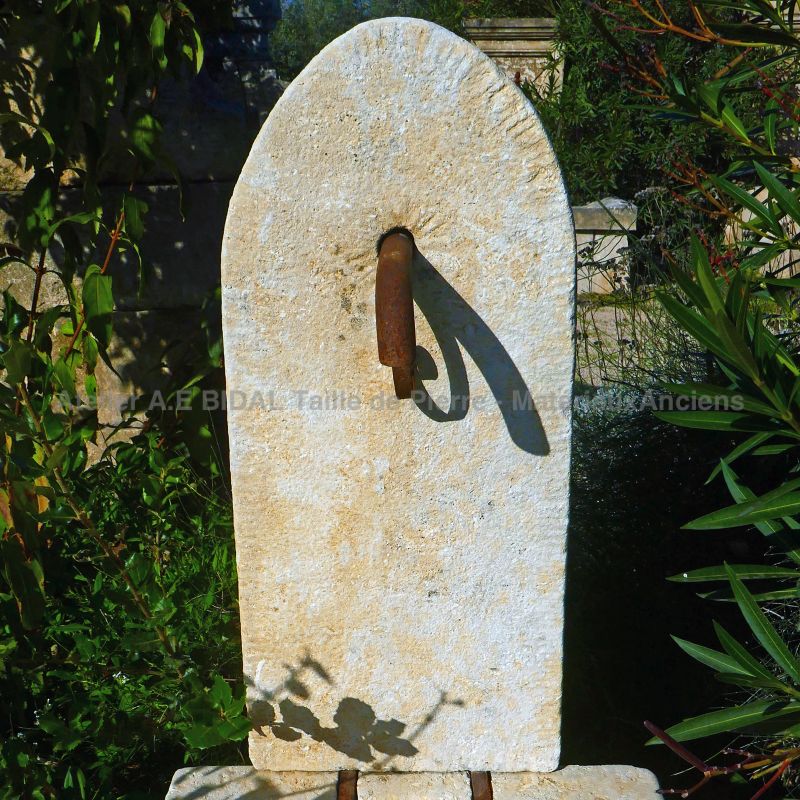 Fontaine provençale en pierres patinées, idéale pour aménager un petit espace - Atelier Alain BIDAL (Provence)