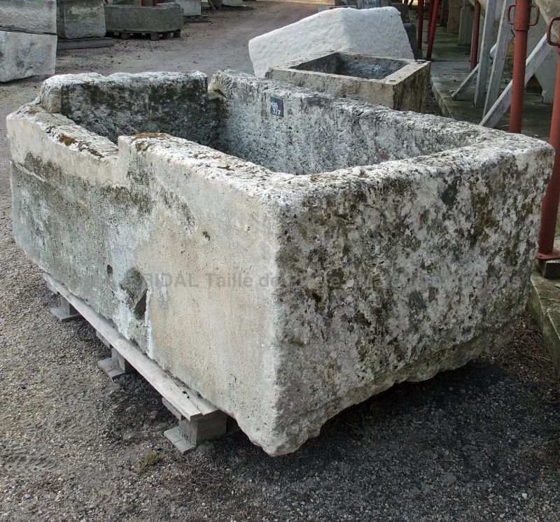 Bac ancien en pierre de style très rustique avec trou d'évacuation - bac en pierre provençal.