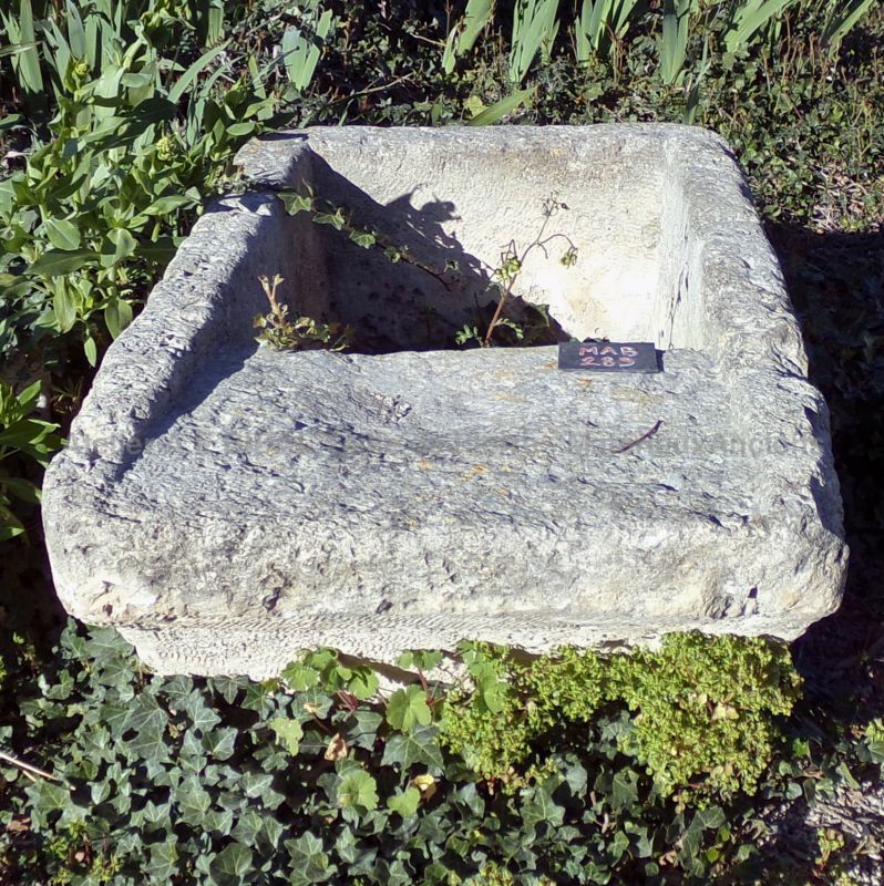 Old wash house : an ancient stone trough that could now be used as planter or outdoor water point - Atelier Alain BIDAL (Provence)