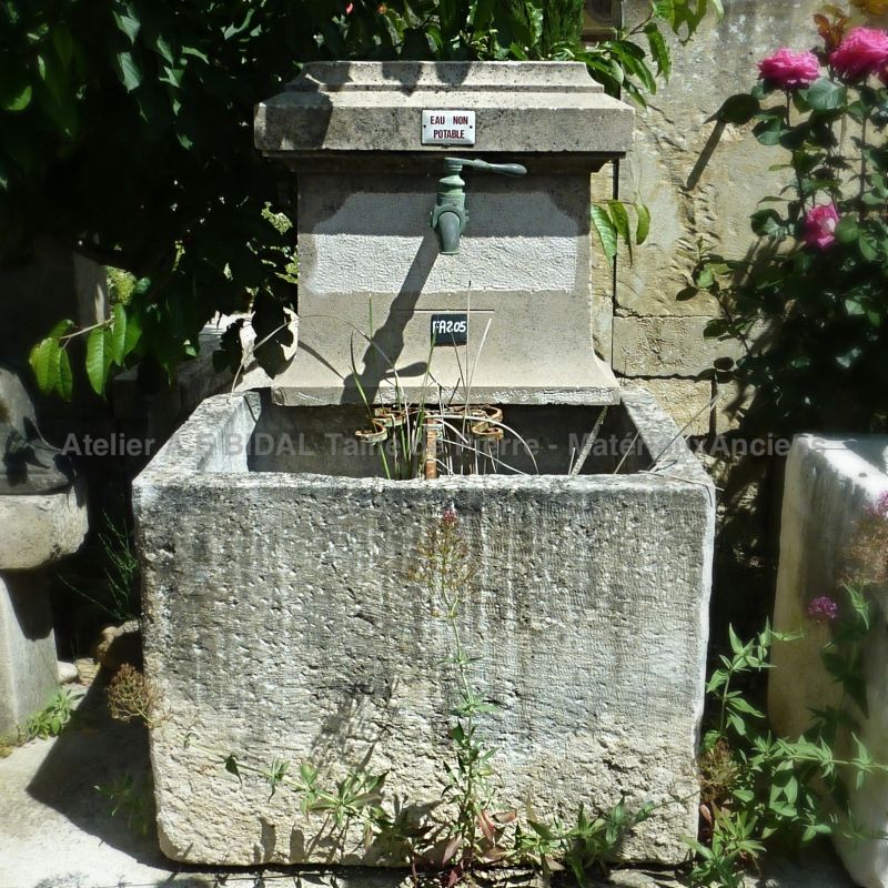 Petite fontaine de type fontaine de jardin au charme rural | Fontaine de Provence pour terrasse ou petit jardin.