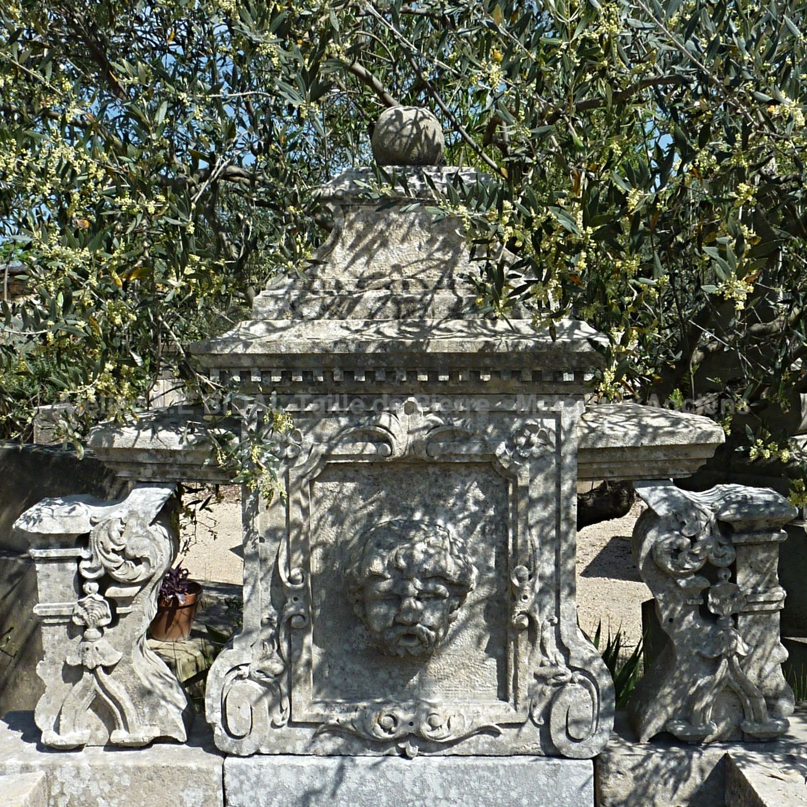 Wall fountain in old stone | An ancient garden fountain crafted in the Savonnière limestone.
