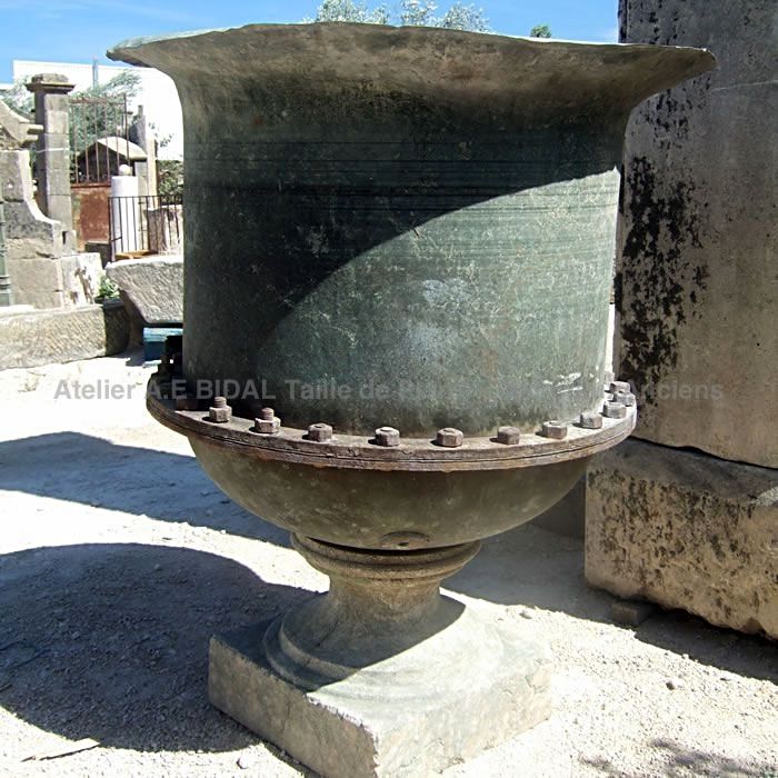 Vase ancien sur socle - superbe vase en fonte colorée.