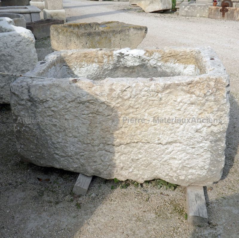 Large bac massif en pierre patinée de forme rectangulaire - Bac ancien en pierre de chez Atelier Alain BIDAL