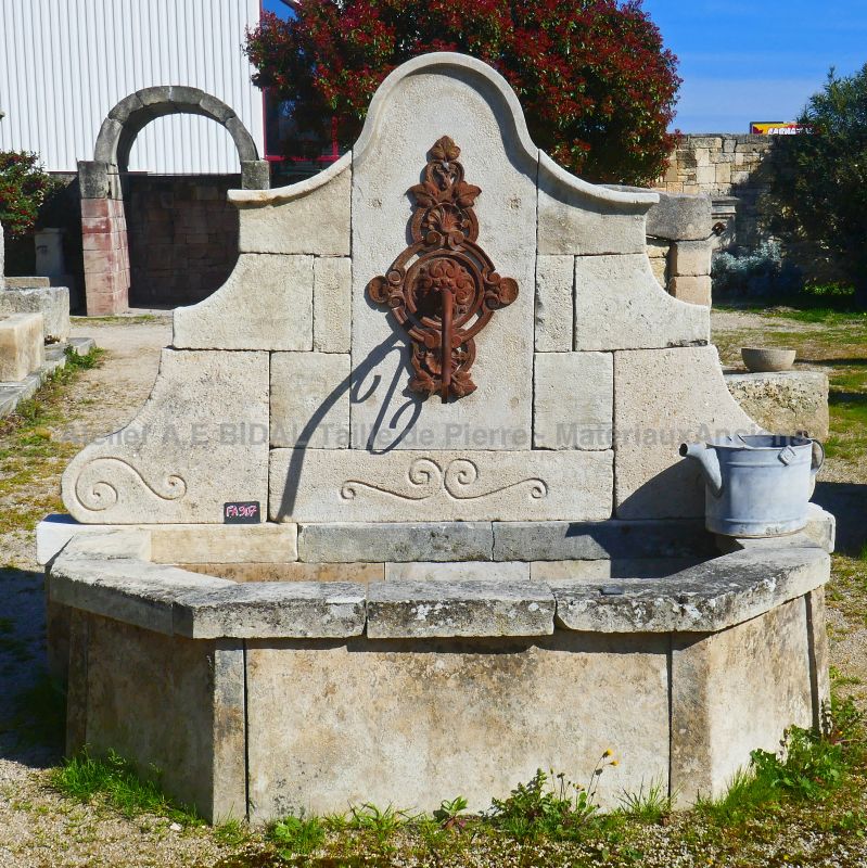 Fontaine en pierre pour aménager votre jardin chez l'Atelier Alain BIDAL en Provence