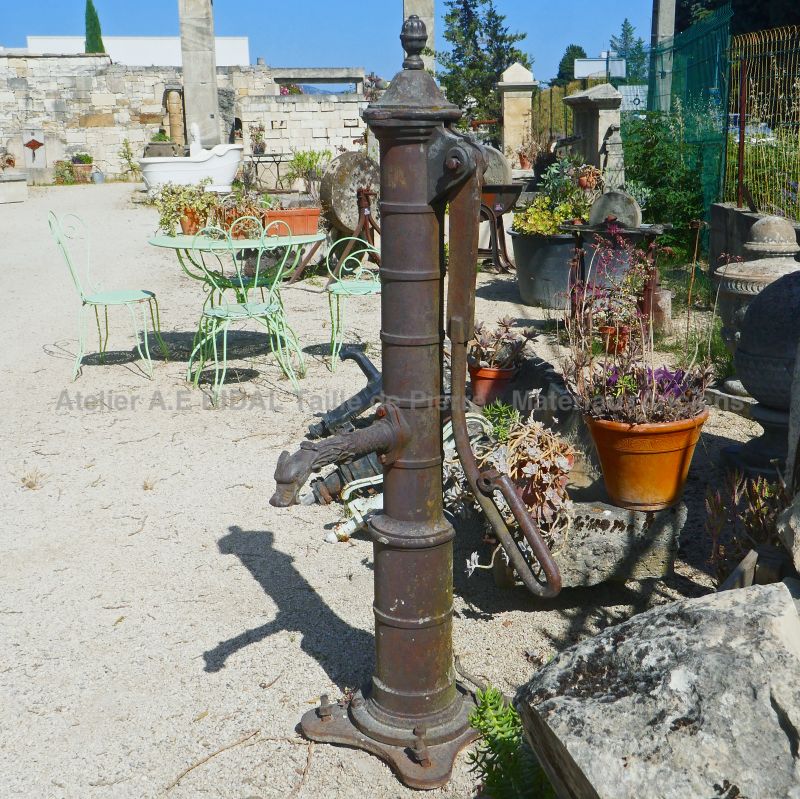 Pompe à bras ancienne en fonte : ancienne pompe manuelle par Atelier Alain BIDAL (Provence)
