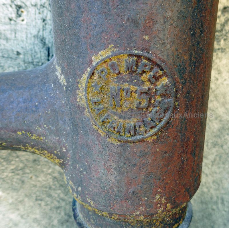 Belle pompe manuelle pour puiser de l'eau - pompe à eau pour fontaine.