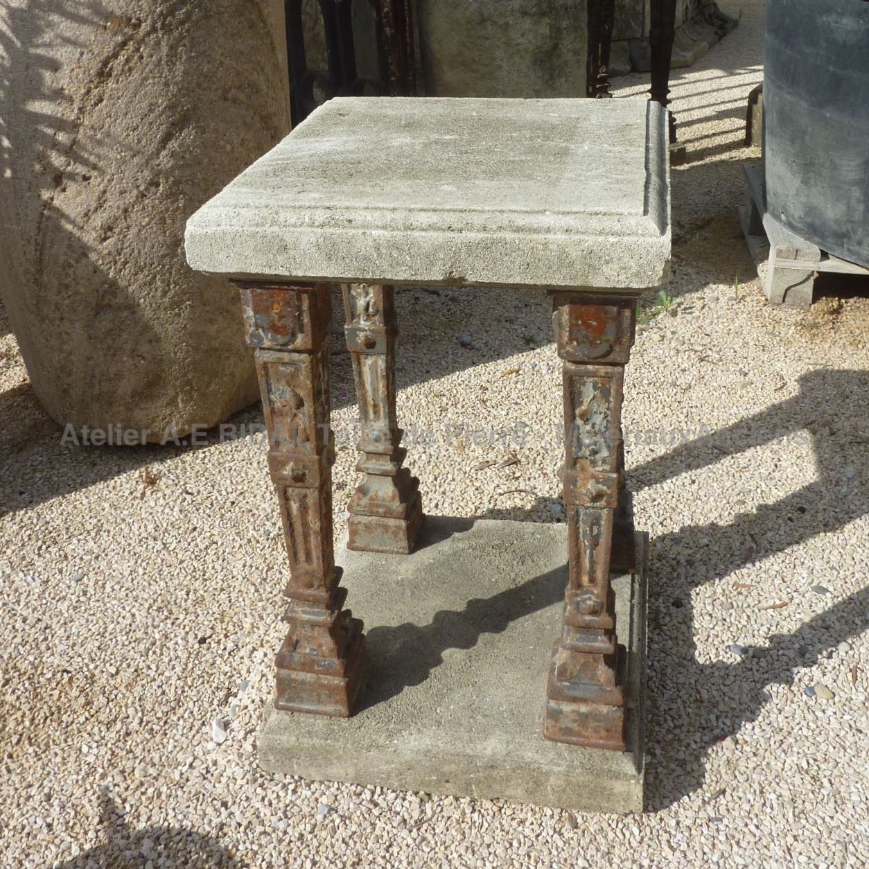 Socle ou petite table en fonte ancienne - matériaux anciens.