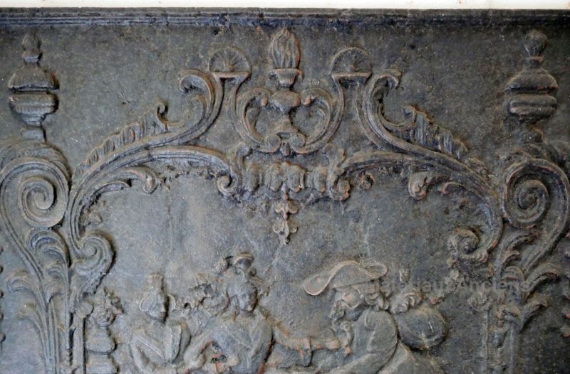 Détail de notre ancienne plaque en fonte de style baroque pour cheminée : centre haut