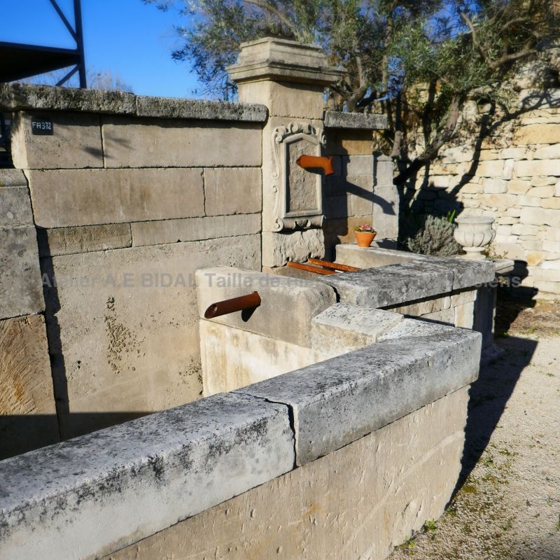 Old stone fountain with curbstones dating from the 19th century | Fountain of Provence on sale at Alain BIDAL.